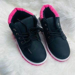 beautiful boots for girls size 32 suede style in black and pink, totally new